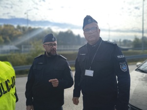 Brzozowscy policjanci brali udział w ćwiczeniach dowódczo-sztabowych pn. „Ewakuacja 2026”, mających na celu doskonalenie procedur związanych w sytuacjach szczególnych  zagrożeń lub sytuacjach kryzysowych.
W minioną środę dyżurny brzozowskiej jednostki otrzymał zgłoszenie o uwolnieniu w budynku Powiatowego Centrum Pomocy Rodzinie w Brzozowie przy ul. Traugutta 30 niezidentyfikowanej substancji, która znajdowała się w dostarczonej przesyłce. W trybie pilnym na miejsce udał się patrol  policji.
