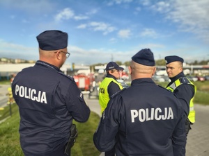 Brzozowscy policjanci brali udział w ćwiczeniach dowódczo-sztabowych pn. „Ewakuacja 2026”, mających na celu doskonalenie procedur związanych w sytuacjach szczególnych  zagrożeń lub sytuacjach kryzysowych.
W minioną środę dyżurny brzozowskiej jednostki otrzymał zgłoszenie o uwolnieniu w budynku Powiatowego Centrum Pomocy Rodzinie w Brzozowie przy ul. Traugutta 30 niezidentyfikowanej substancji, która znajdowała się w dostarczonej przesyłce. W trybie pilnym na miejsce udał się patrol  policji.