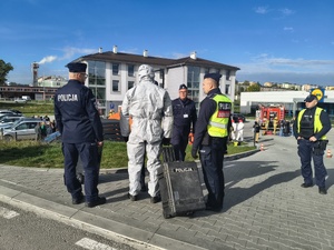 Brzozowscy policjanci brali udział w ćwiczeniach dowódczo-sztabowych pn. „Ewakuacja 2026”, mających na celu doskonalenie procedur związanych w sytuacjach szczególnych  zagrożeń lub sytuacjach kryzysowych.
W minioną środę dyżurny brzozowskiej jednostki otrzymał zgłoszenie o uwolnieniu w budynku Powiatowego Centrum Pomocy Rodzinie w Brzozowie przy ul. Traugutta 30 niezidentyfikowanej substancji, która znajdowała się w dostarczonej przesyłce. W trybie pilnym na miejsce udał się patrol  policji.