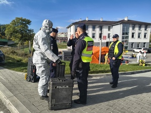 Brzozowscy policjanci brali udział w ćwiczeniach dowódczo-sztabowych pn. „Ewakuacja 2026”, mających na celu doskonalenie procedur związanych w sytuacjach szczególnych  zagrożeń lub sytuacjach kryzysowych.
W minioną środę dyżurny brzozowskiej jednostki otrzymał zgłoszenie o uwolnieniu w budynku Powiatowego Centrum Pomocy Rodzinie w Brzozowie przy ul. Traugutta 30 niezidentyfikowanej substancji, która znajdowała się w dostarczonej przesyłce. W trybie pilnym na miejsce udał się patrol  policji.