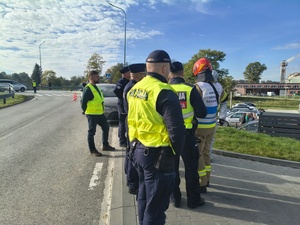 Brzozowscy policjanci brali udział w ćwiczeniach dowódczo-sztabowych pn. „Ewakuacja 2026”, mających na celu doskonalenie procedur związanych w sytuacjach szczególnych  zagrożeń lub sytuacjach kryzysowych.
W minioną środę dyżurny brzozowskiej jednostki otrzymał zgłoszenie o uwolnieniu w budynku Powiatowego Centrum Pomocy Rodzinie w Brzozowie przy ul. Traugutta 30 niezidentyfikowanej substancji, która znajdowała się w dostarczonej przesyłce. W trybie pilnym na miejsce udał się patrol  policji.