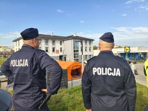 Brzozowscy policjanci brali udział w ćwiczeniach dowódczo-sztabowych pn. „Ewakuacja 2026”, mających na celu doskonalenie procedur związanych w sytuacjach szczególnych  zagrożeń lub sytuacjach kryzysowych.
W minioną środę dyżurny brzozowskiej jednostki otrzymał zgłoszenie o uwolnieniu w budynku Powiatowego Centrum Pomocy Rodzinie w Brzozowie przy ul. Traugutta 30 niezidentyfikowanej substancji, która znajdowała się w dostarczonej przesyłce. W trybie pilnym na miejsce udał się patrol  policji.