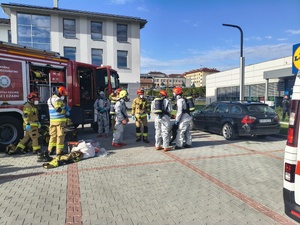 Brzozowscy policjanci brali udział w ćwiczeniach dowódczo-sztabowych pn. „Ewakuacja 2026”, mających na celu doskonalenie procedur związanych w sytuacjach szczególnych  zagrożeń lub sytuacjach kryzysowych.
W minioną środę dyżurny brzozowskiej jednostki otrzymał zgłoszenie o uwolnieniu w budynku Powiatowego Centrum Pomocy Rodzinie w Brzozowie przy ul. Traugutta 30 niezidentyfikowanej substancji, która znajdowała się w dostarczonej przesyłce. W trybie pilnym na miejsce udał się patrol  policji.