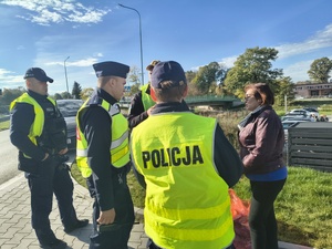 Brzozowscy policjanci brali udział w ćwiczeniach dowódczo-sztabowych pn. „Ewakuacja 2026”, mających na celu doskonalenie procedur związanych w sytuacjach szczególnych  zagrożeń lub sytuacjach kryzysowych.
W minioną środę dyżurny brzozowskiej jednostki otrzymał zgłoszenie o uwolnieniu w budynku Powiatowego Centrum Pomocy Rodzinie w Brzozowie przy ul. Traugutta 30 niezidentyfikowanej substancji, która znajdowała się w dostarczonej przesyłce. W trybie pilnym na miejsce udał się patrol  policji.