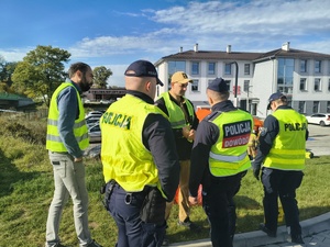 Brzozowscy policjanci brali udział w ćwiczeniach dowódczo-sztabowych pn. „Ewakuacja 2026”, mających na celu doskonalenie procedur związanych w sytuacjach szczególnych  zagrożeń lub sytuacjach kryzysowych.
W minioną środę dyżurny brzozowskiej jednostki otrzymał zgłoszenie o uwolnieniu w budynku Powiatowego Centrum Pomocy Rodzinie w Brzozowie przy ul. Traugutta 30 niezidentyfikowanej substancji, która znajdowała się w dostarczonej przesyłce. W trybie pilnym na miejsce udał się patrol  policji.